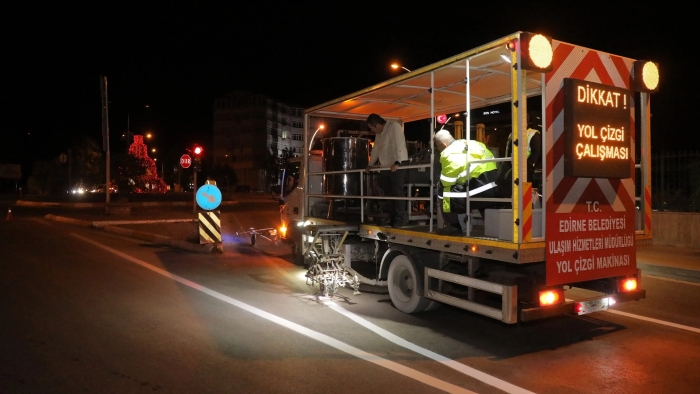 TRAFİK GÜVENLİĞİ İÇİN YOL ÇİZGİ ÇALIŞMALARI SÜRÜYOR